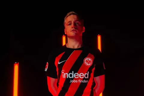 زميل مرموش الجديد.. فرانكفورت يتعاقد مع فان دي بيك